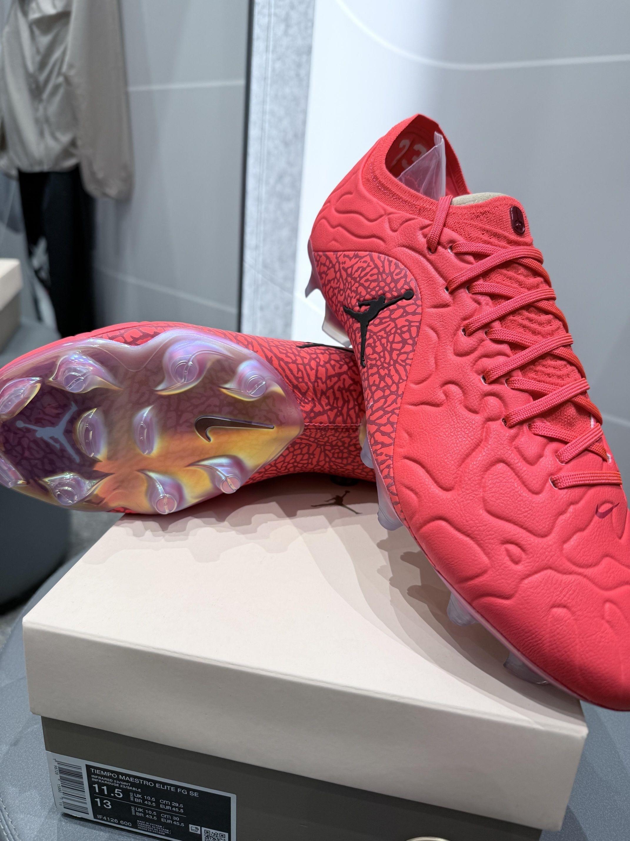 首款Jordan与传奇联名足球鞋